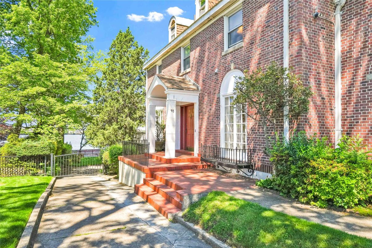Exterior, Facade, Brick Facade, Georgian