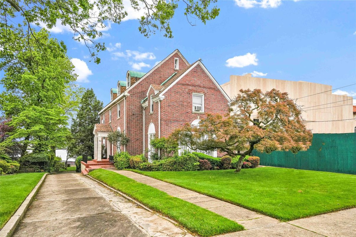 Exterior, Facade, Brick Facade, Brick Traditional
