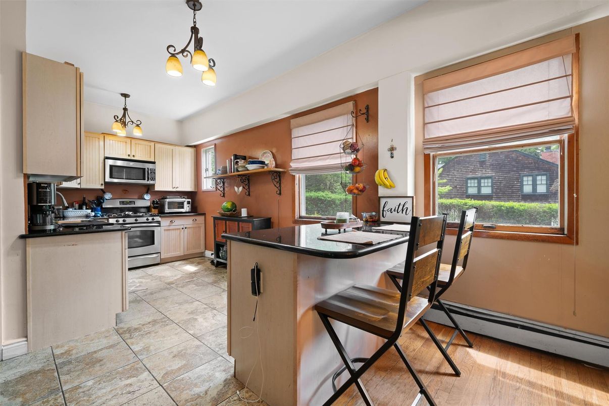 Dining room, Interior, Kitchen, Pendant Lights, Stainless Steel Appliances