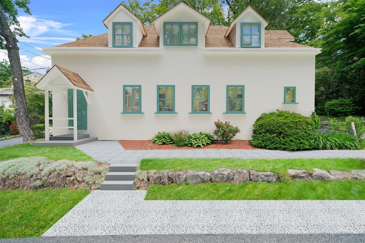 Exterior, Facade, Modern