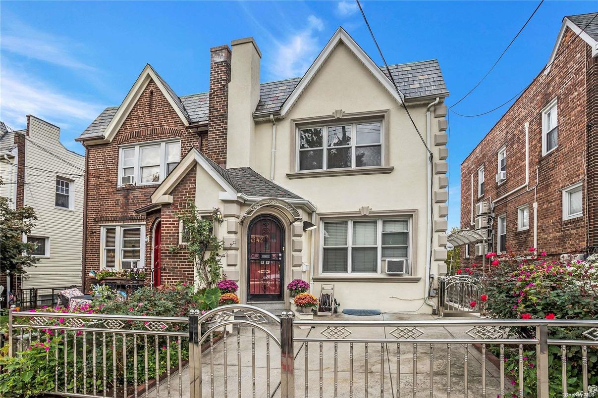 Exterior, Facade, Brick Facade, Queen Anne Victorian