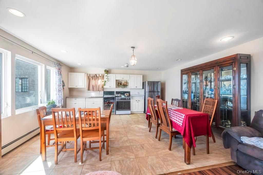 Dining room, Interior, Kitchen, Pendant Lights, Recessed Lighting, Stainless Steel Appliances