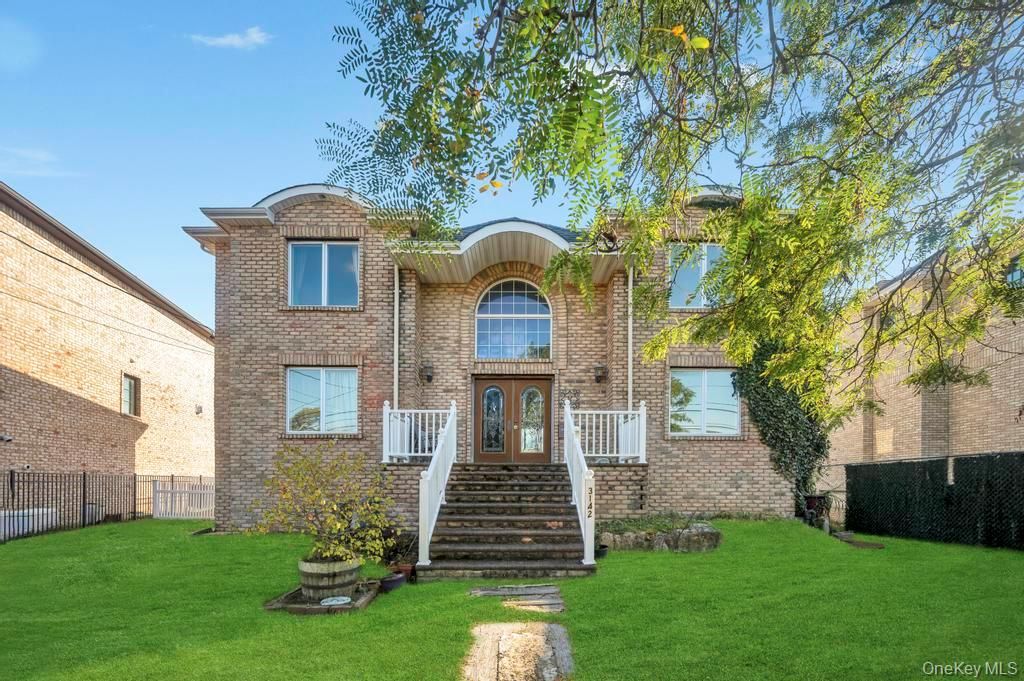 Backyard, Exterior, Facade, Brick Facade, Brick Traditional