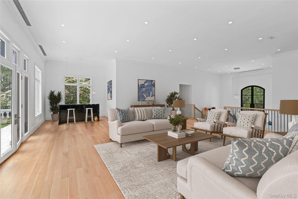 Dining room, Interior, Living room, Pendant Lights, Recessed Lighting, Wood Texture Flooring