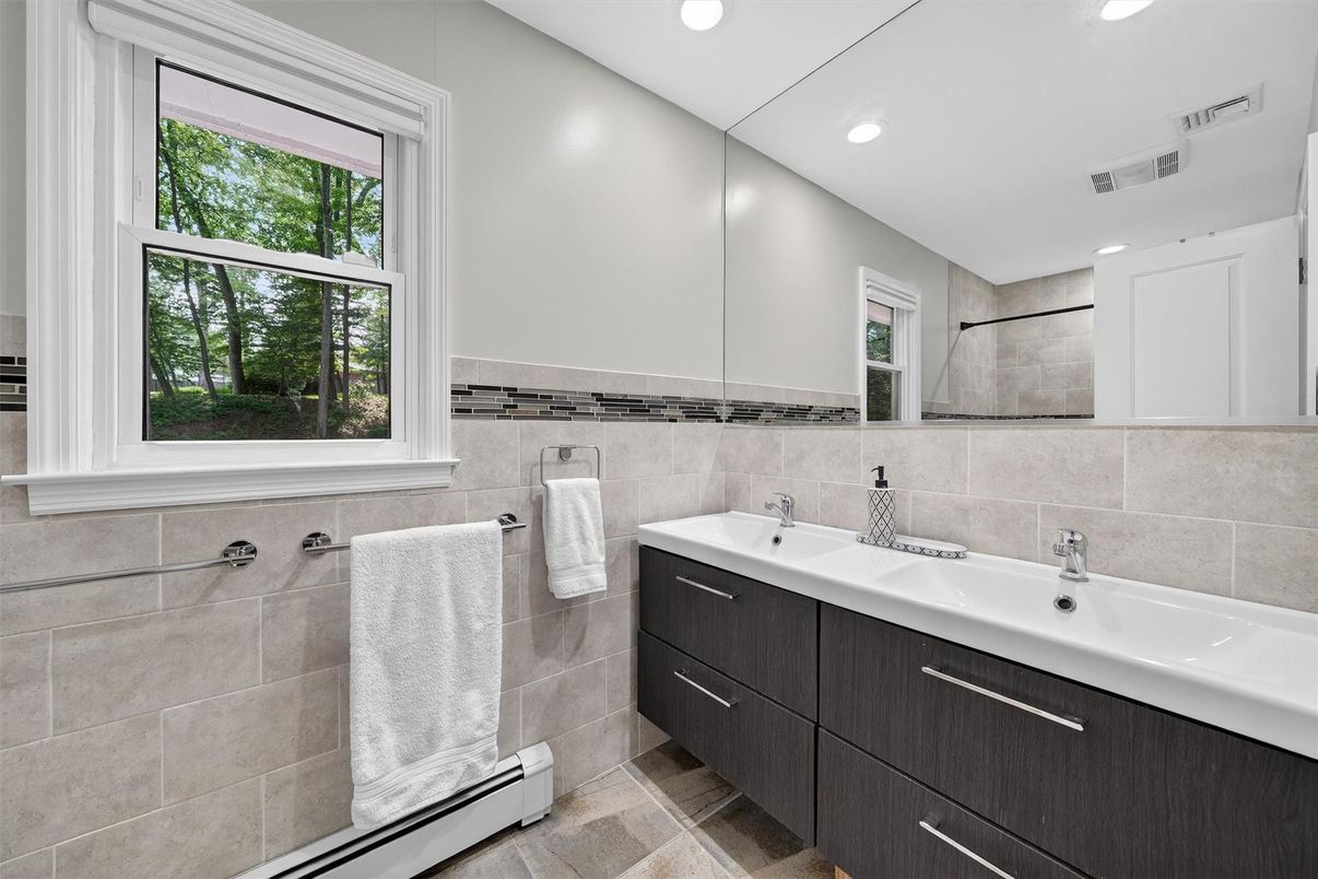 Bathroom, Dual Sink Vanities, Interior, Recessed Lighting