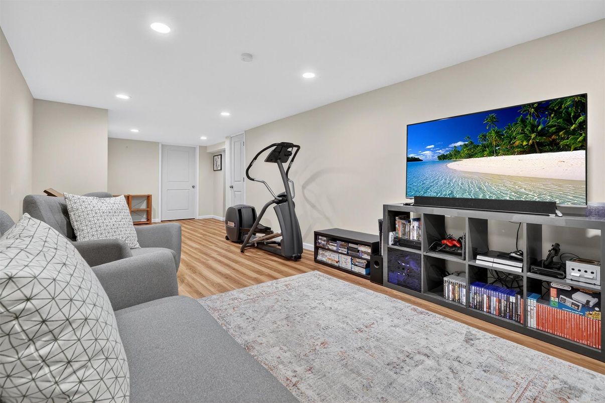 Fitness Equipment, Interior, Living room, Recessed Lighting, Wood Texture Flooring