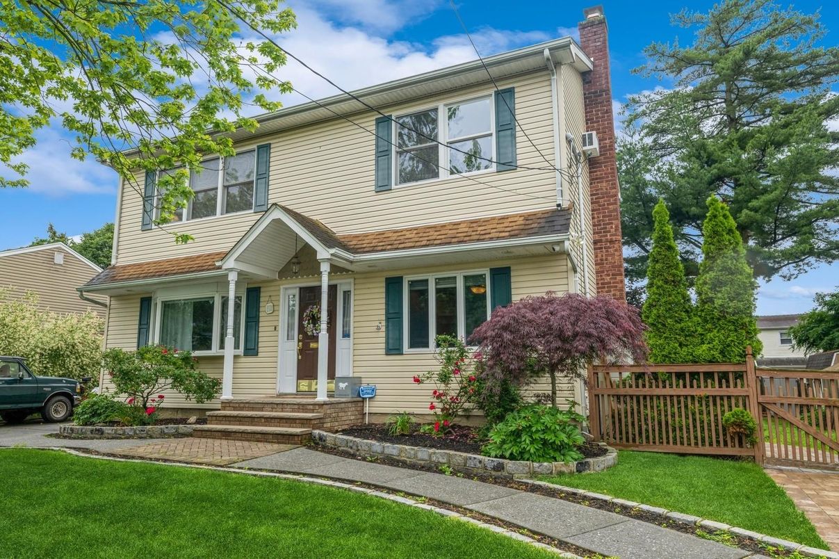 Exterior, Facade, American Foursquare