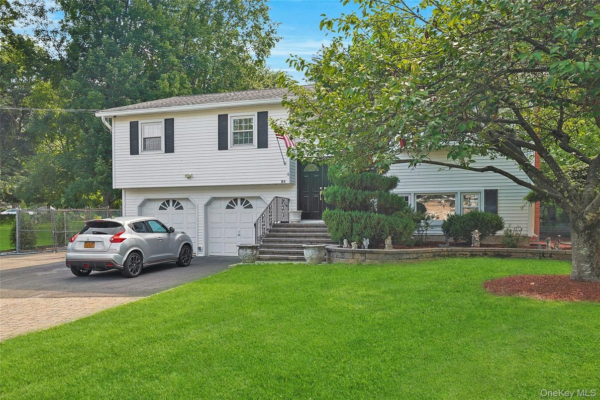 Attached, Exterior, Facade, Split Level