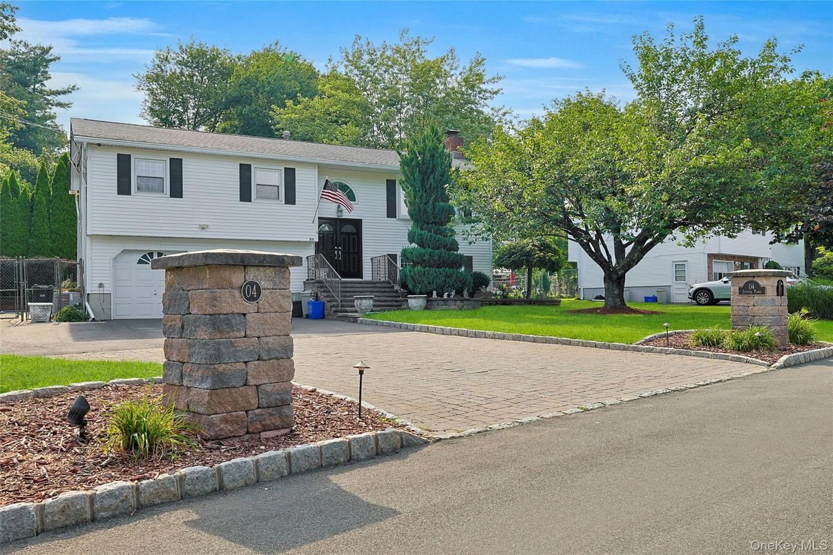 Attached, Exterior, Facade, Raised Ranch