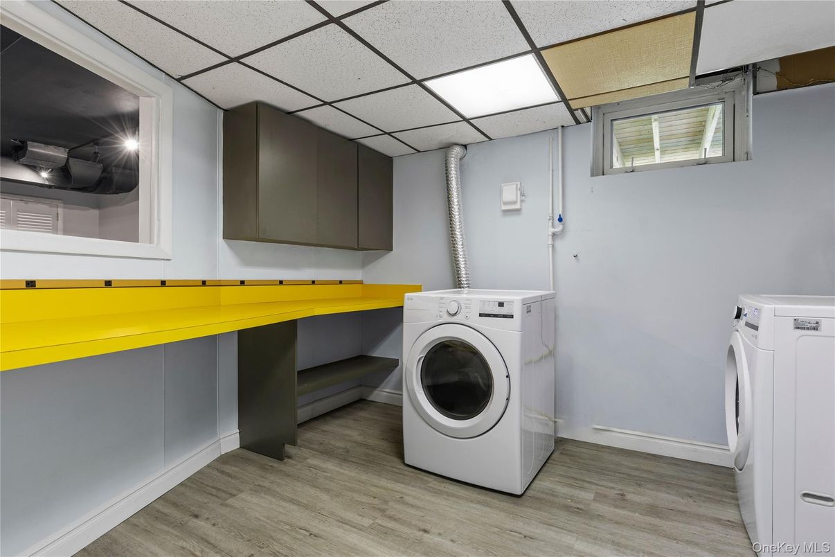 Interior, Washer, Wood Texture Flooring