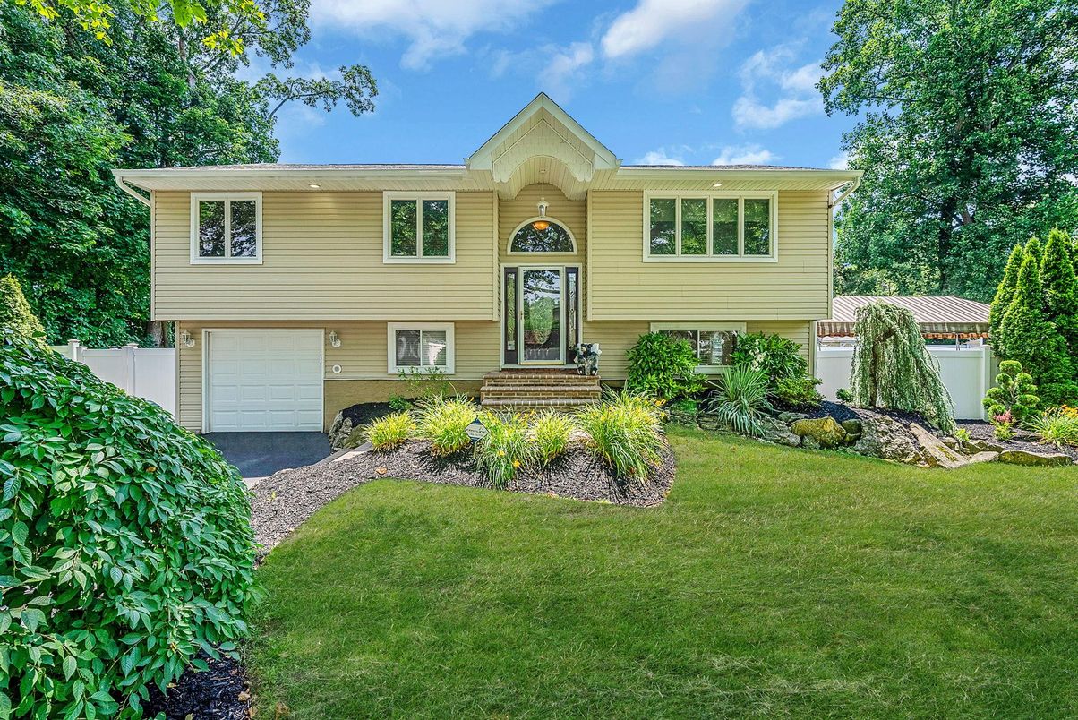 Attached, Exterior, Facade, Raised Ranch