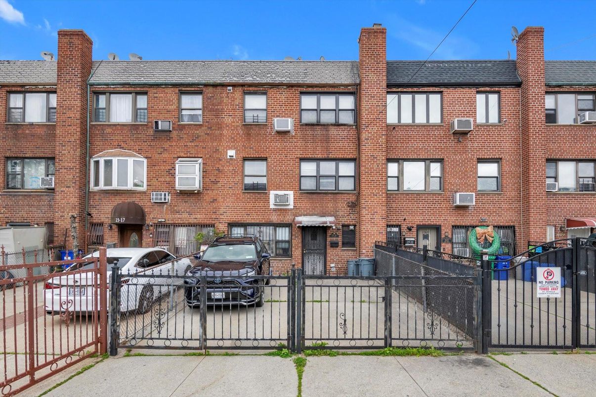 Exterior, Facade, Brick Facade, Rowhouse