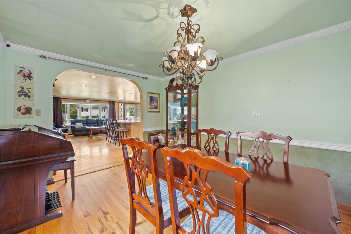 Chandelier, Dining room, Interior, Piano, Recessed Lighting, Wood Texture Flooring