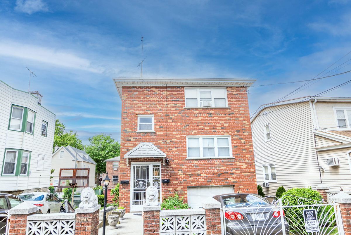Attached, Exterior, Facade, Brick Facade, Rowhouse