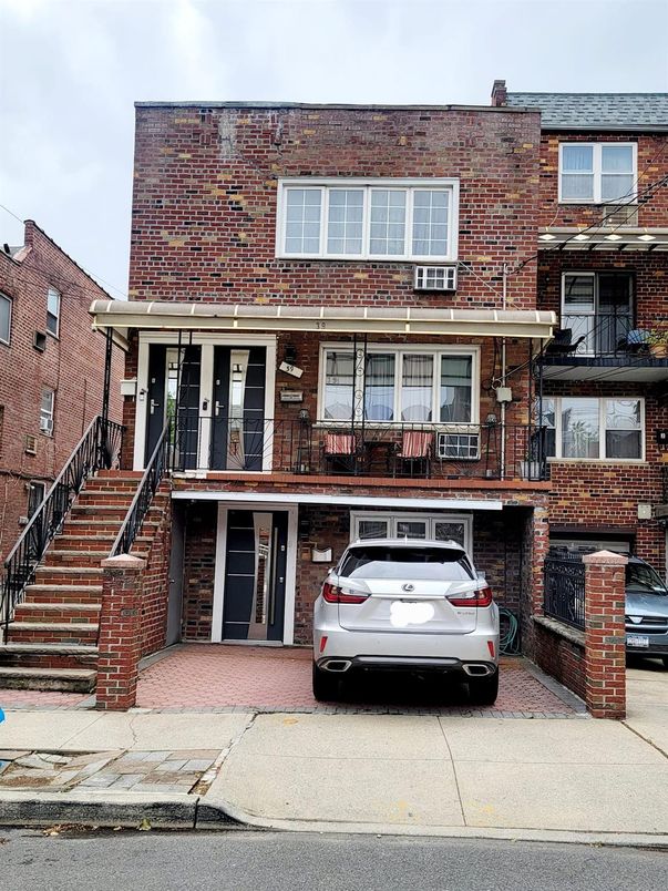 Exterior, Facade, Brick Facade, Rowhouse