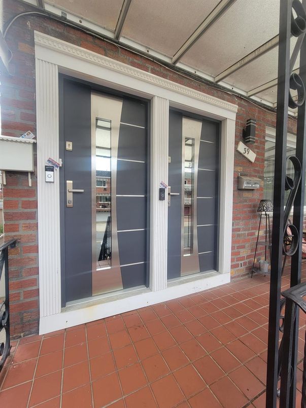 Elevator, Exterior