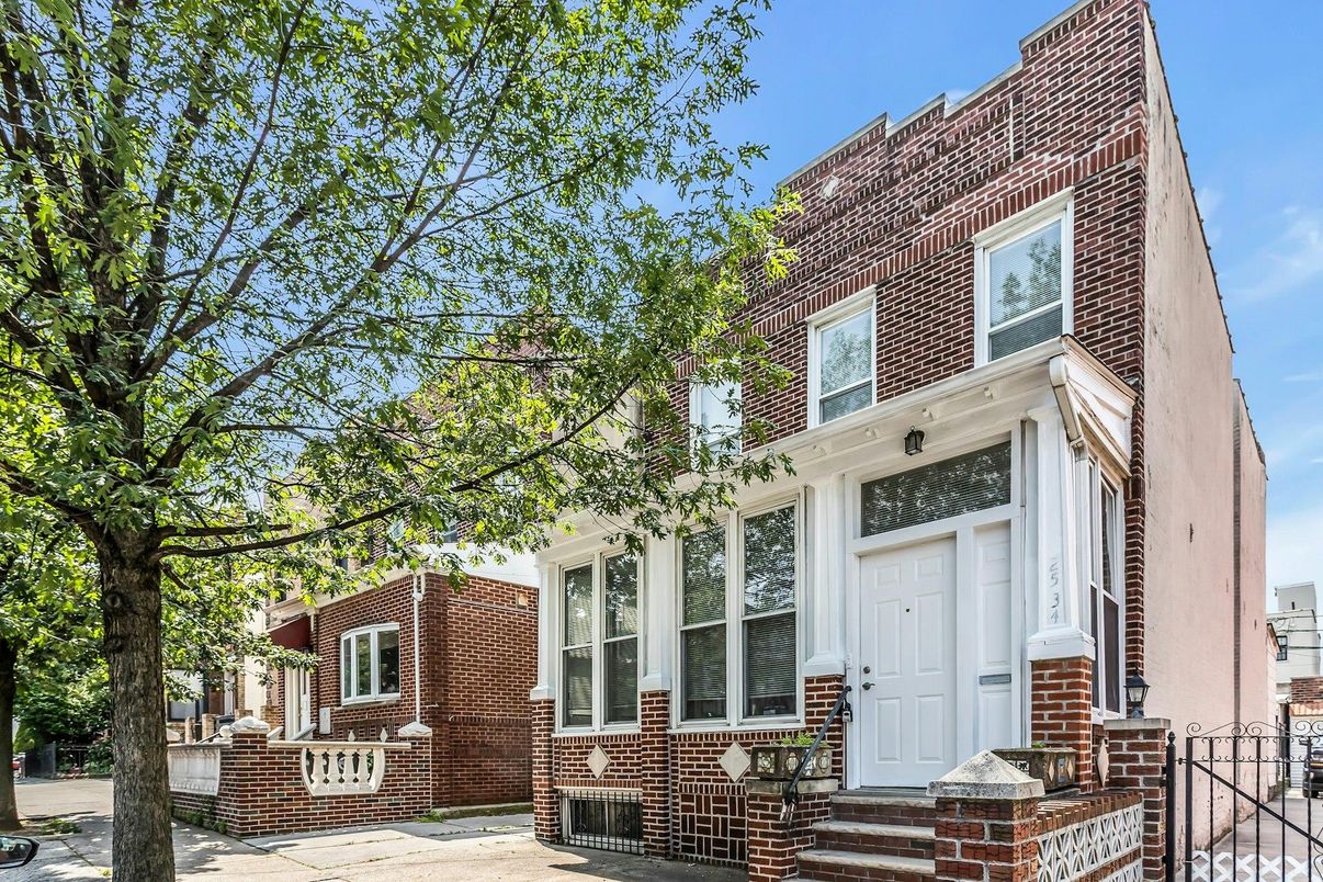 Exterior, Facade, Brick Facade, Rowhouse
