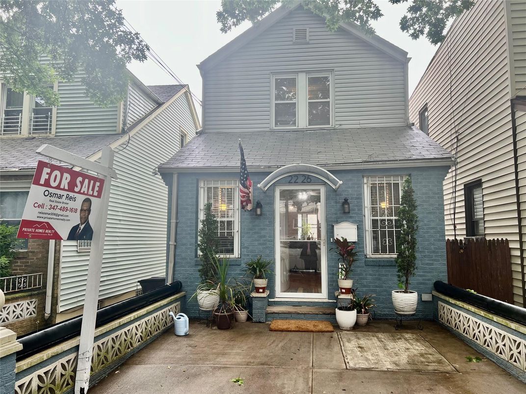 Exterior, Facade, Queen Anne Victorian