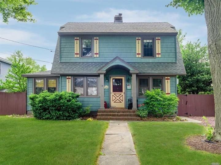 Exterior, Facade, American Foursquare