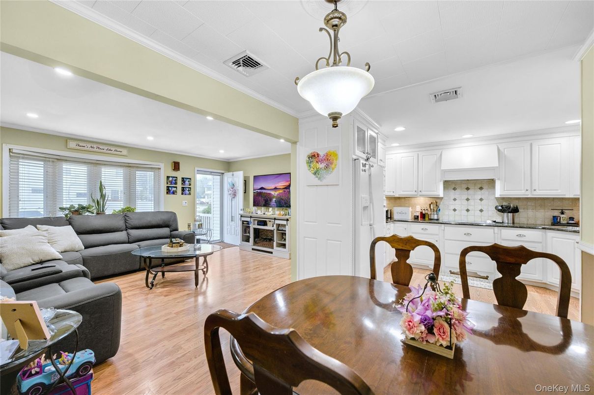 Dining room, Interior, Kitchen, Living room, Pendant Lights, Recessed Lighting, Wood Texture Flooring