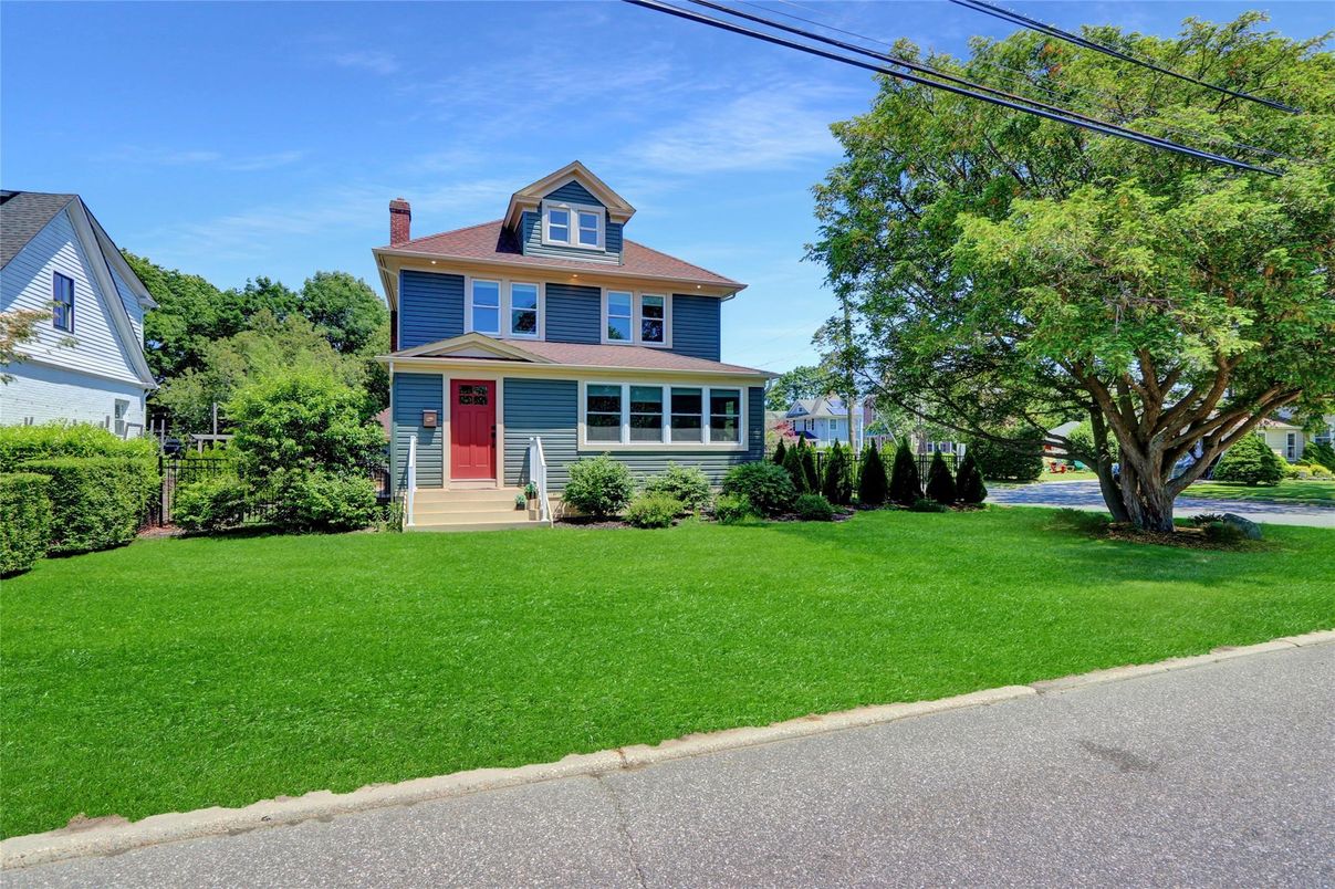 Exterior, Facade, American Foursquare