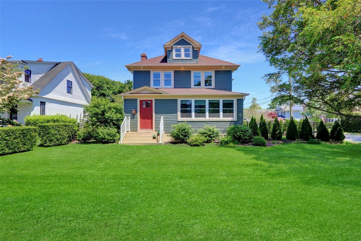 Exterior, Facade, American Foursquare