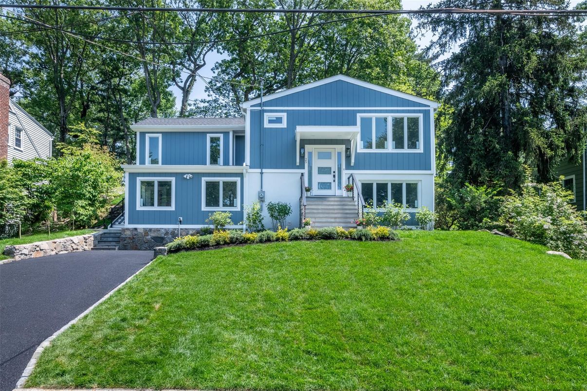 Exterior, Facade, Raised Ranch