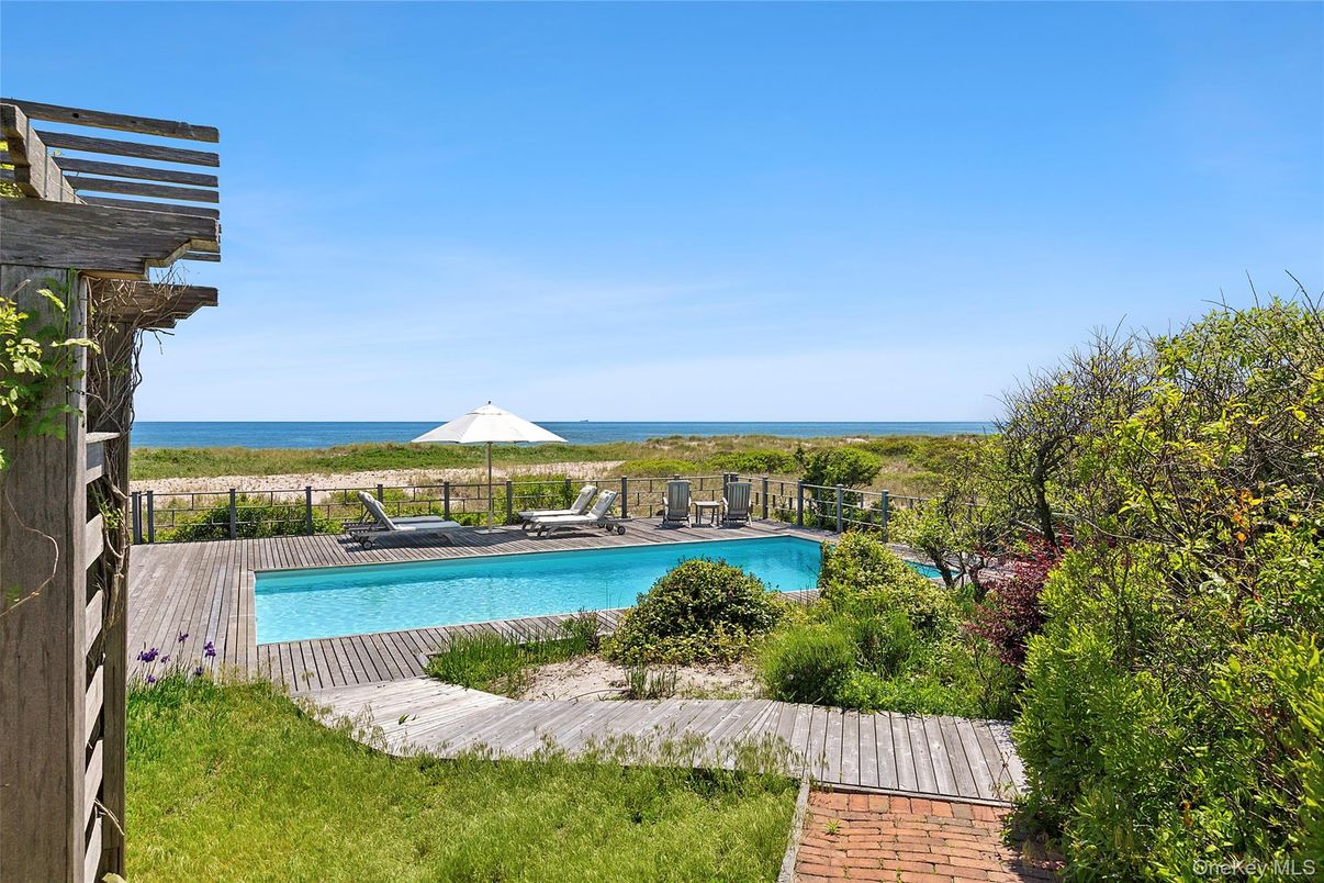 Exterior, Pool, Water