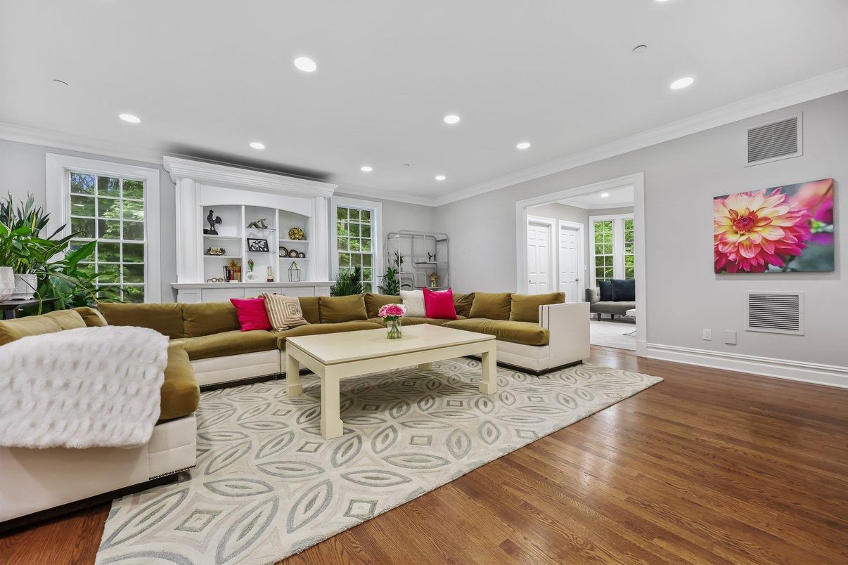 Interior, Living room, Recessed Lighting, Wood Texture Flooring