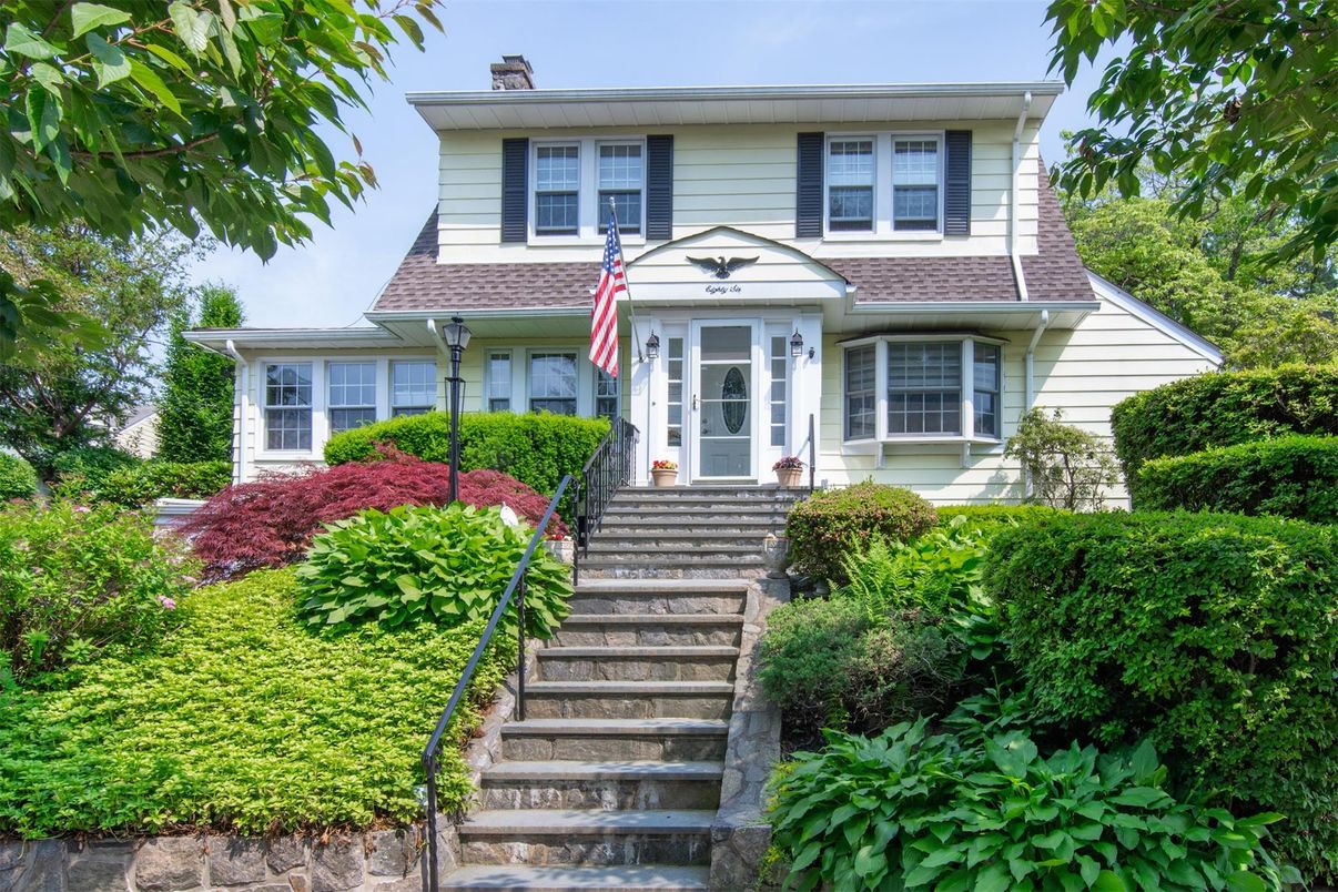 Exterior, Facade, American Foursquare