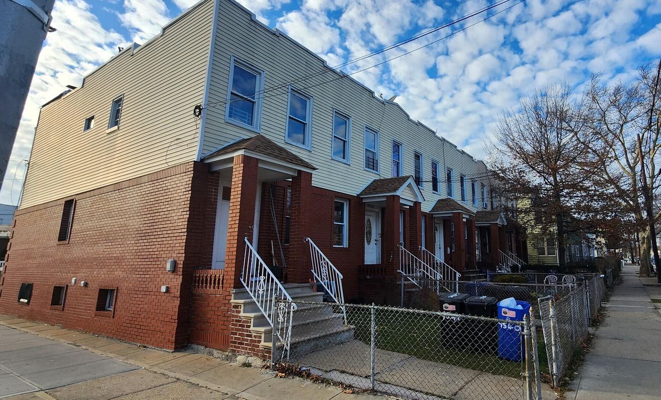 Exterior, Facade, Brick Facade, Rowhouse