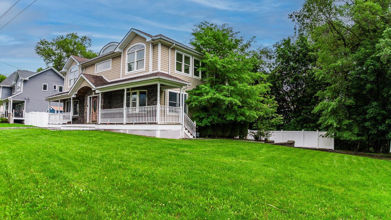 Backyard, Exterior, Facade, Queen Anne Victorian