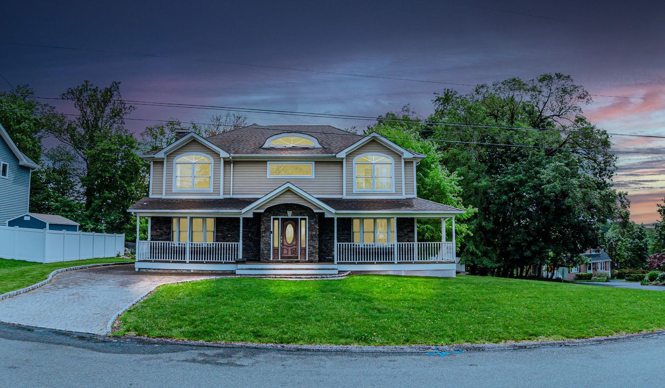 Exterior, Facade, Queen Anne Victorian