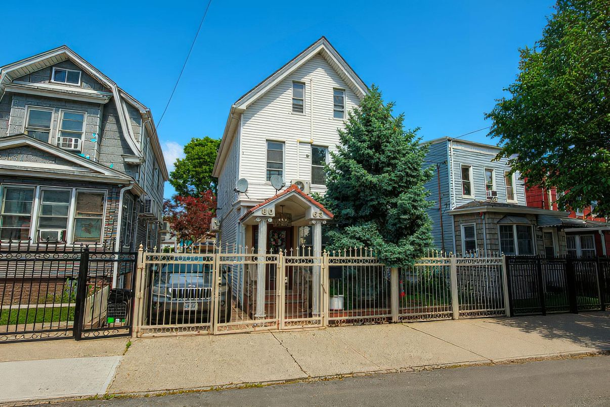 Exterior, Facade, Queen Anne Victorian