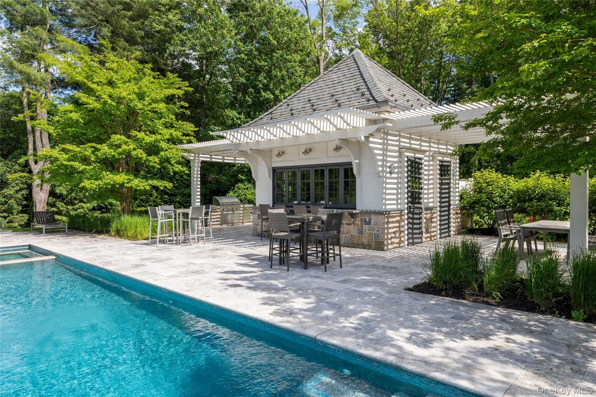 Exterior, Outdoor Kitchen, Pool