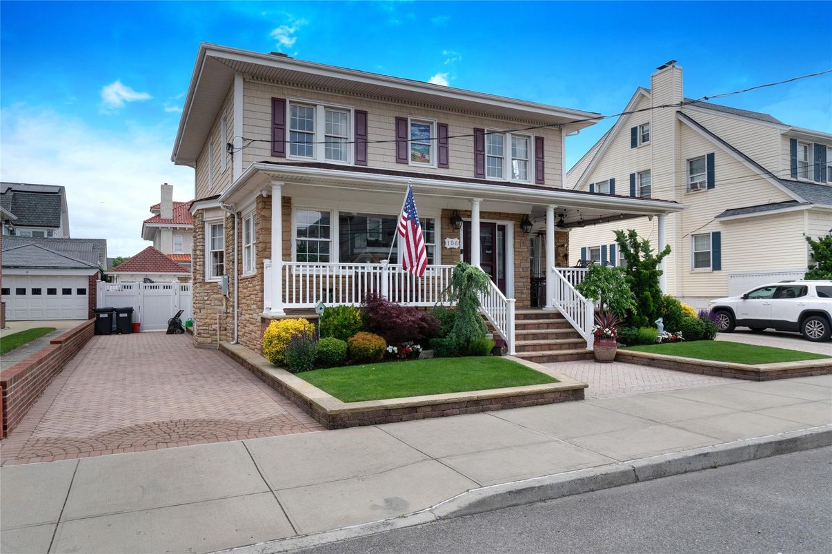Exterior, Facade, American Foursquare
