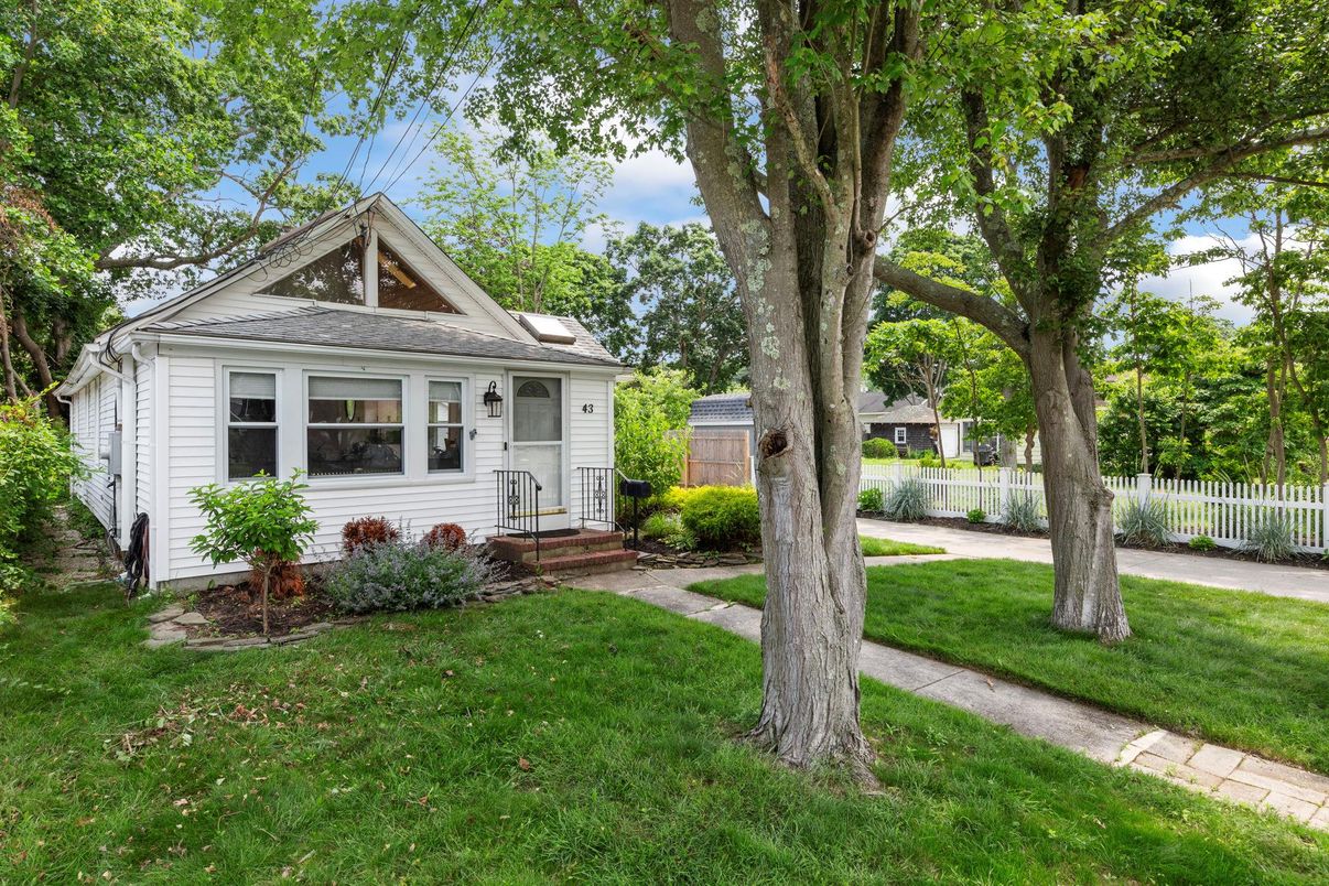 Backyard, Exterior, Facade, Queen Anne Victorian
