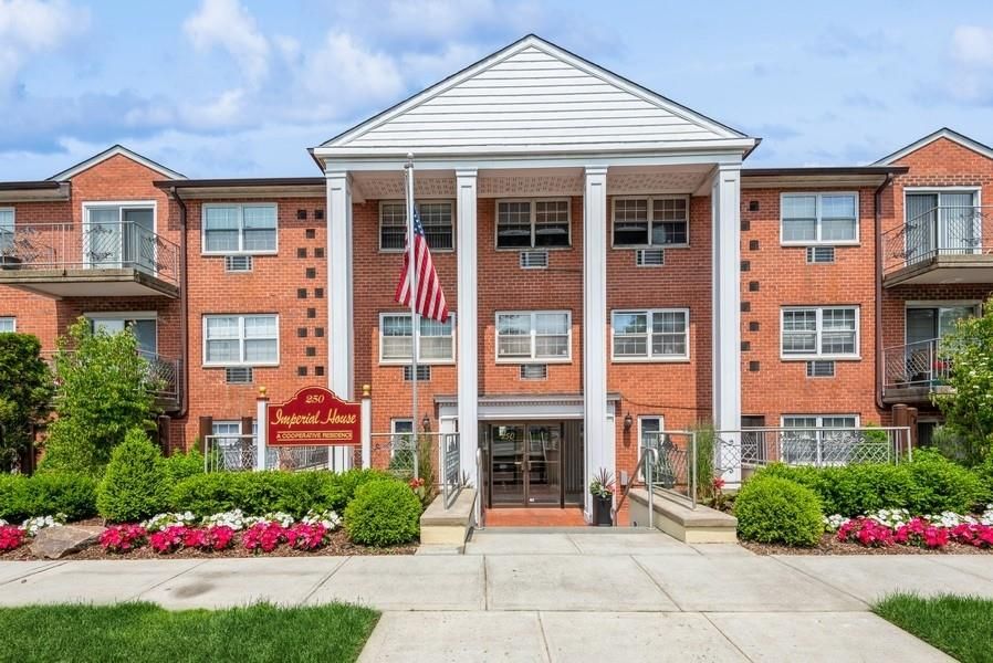 Exterior, Facade, Brick Facade, Rowhouse