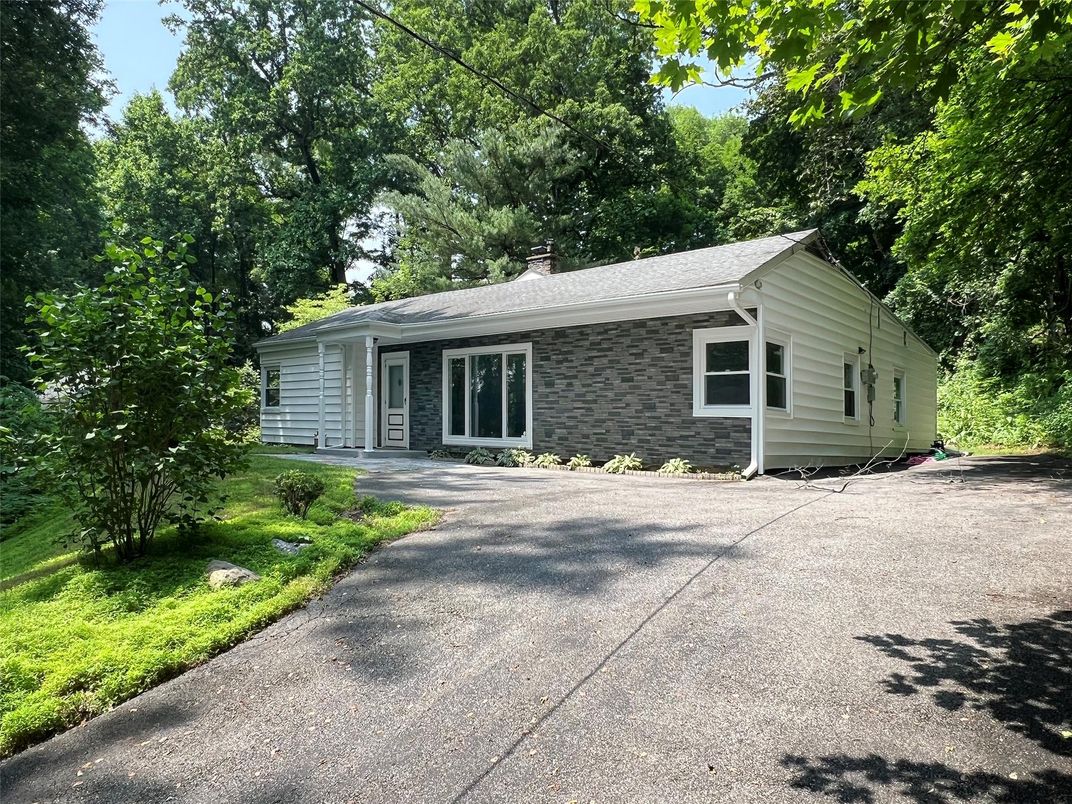 Exterior, Facade, Ranch