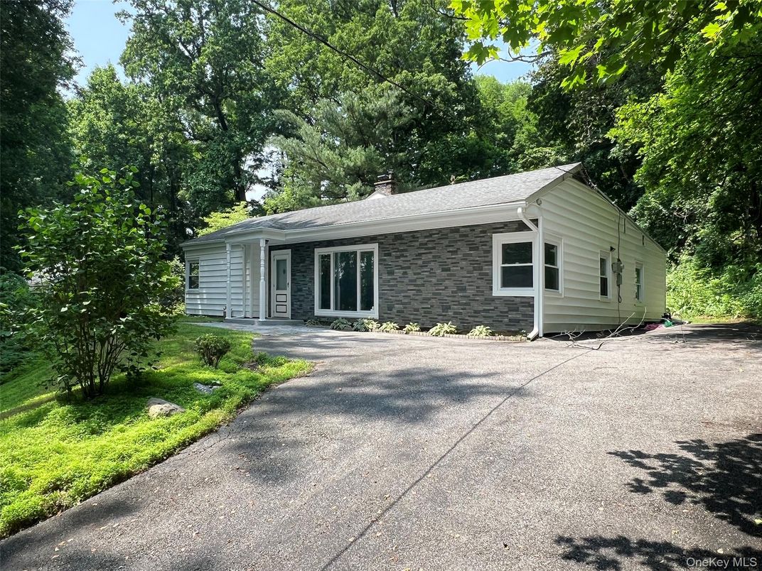 Exterior, Facade, Ranch