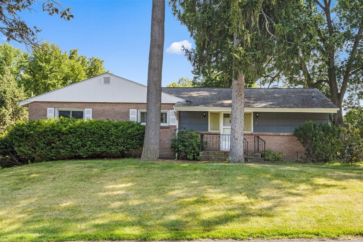 Backyard, Exterior, Facade, Brick Facade, Ranch