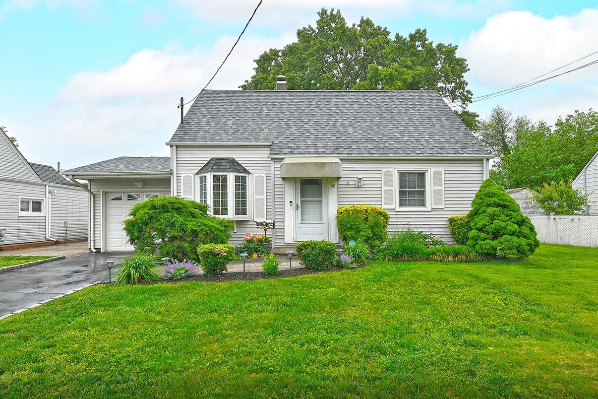 Attached, Exterior, Facade, Cape Cod