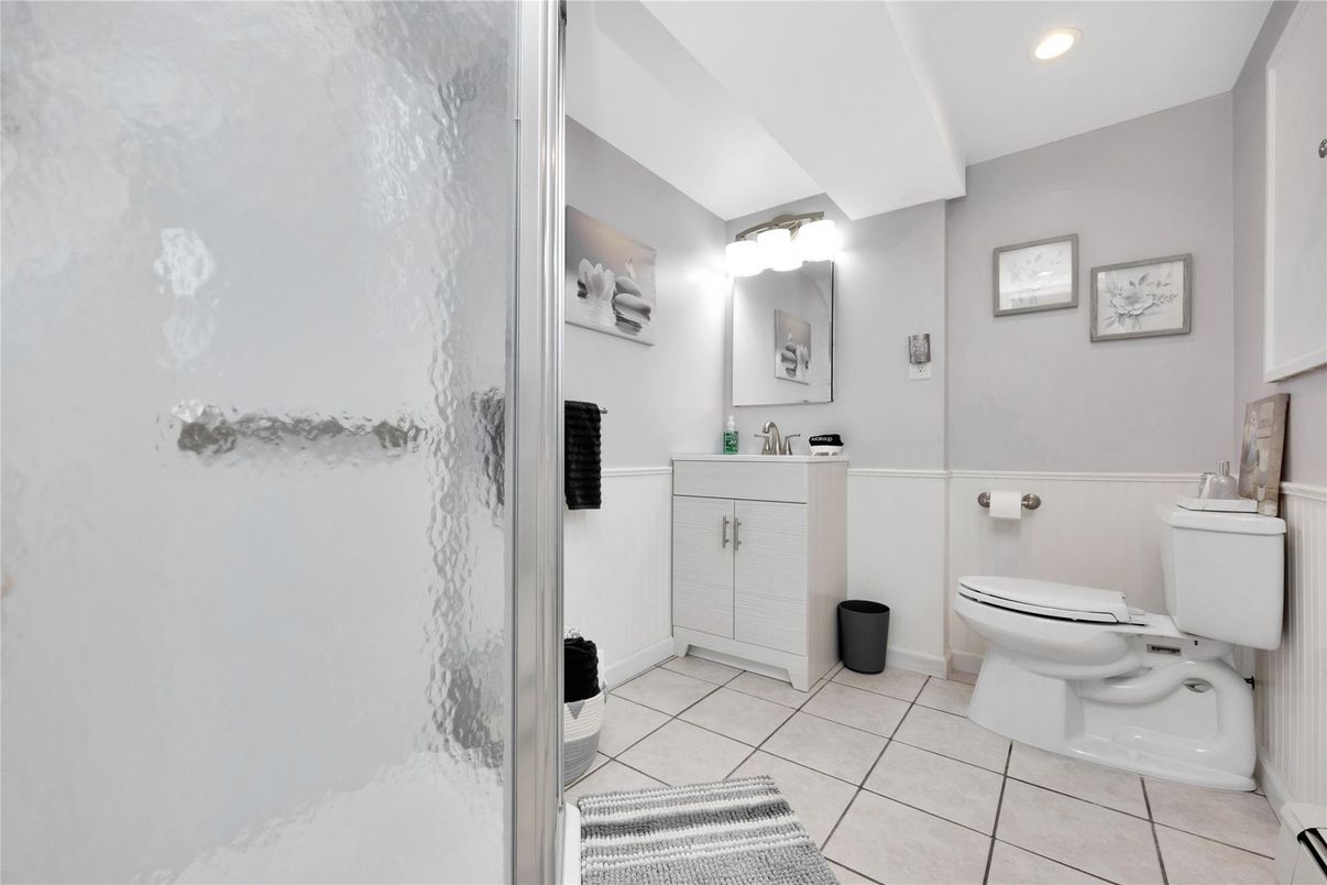 Bathroom, Interior, Recessed Lighting