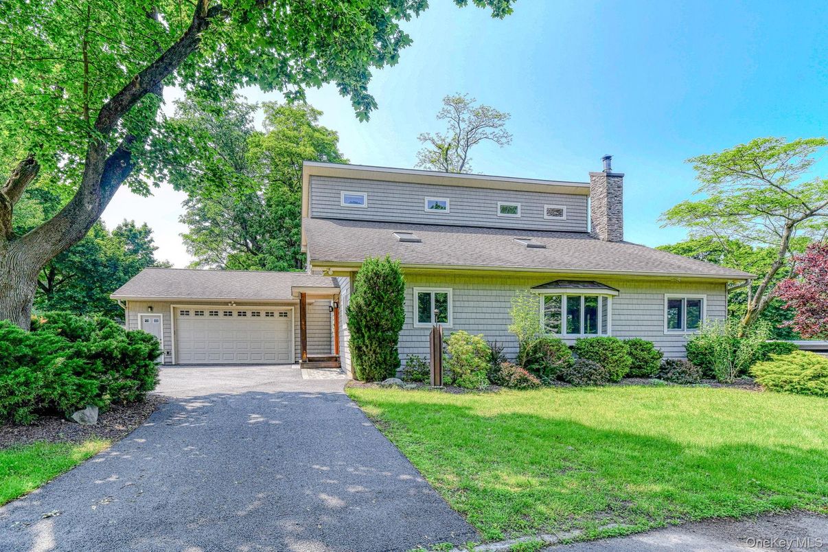 Attached, Exterior, Facade, Cape Cod