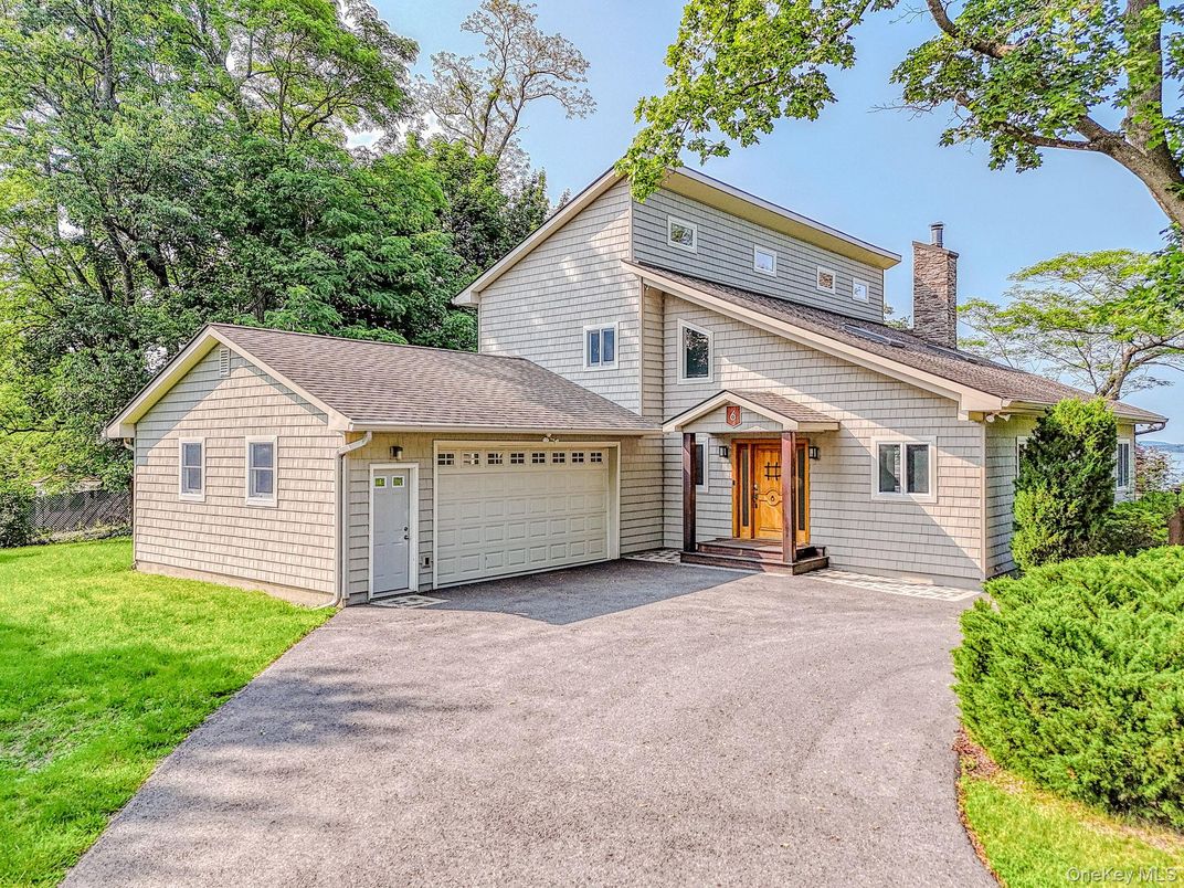 Attached, Exterior, Facade, Split Level