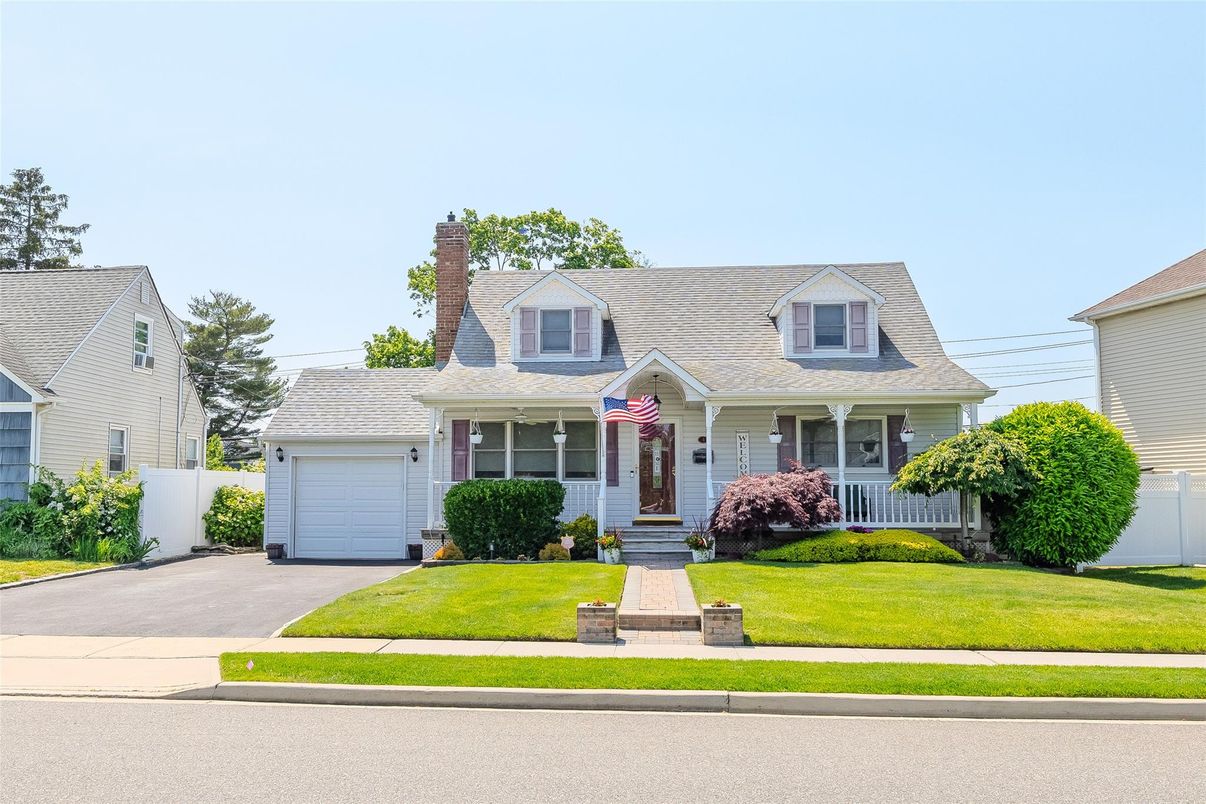 Attached, Exterior, Facade, Cape Cod