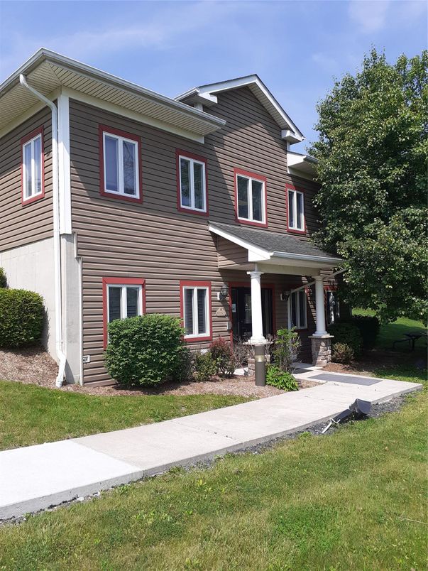 Exterior, Facade, Split Level