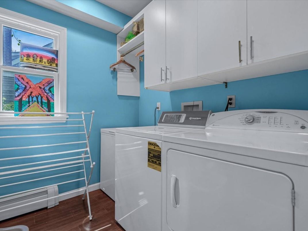 Interior, Washer, Wood Texture Flooring