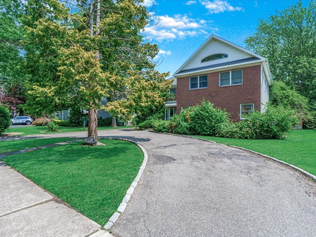 Exterior, Facade, Brick Facade, Georgian