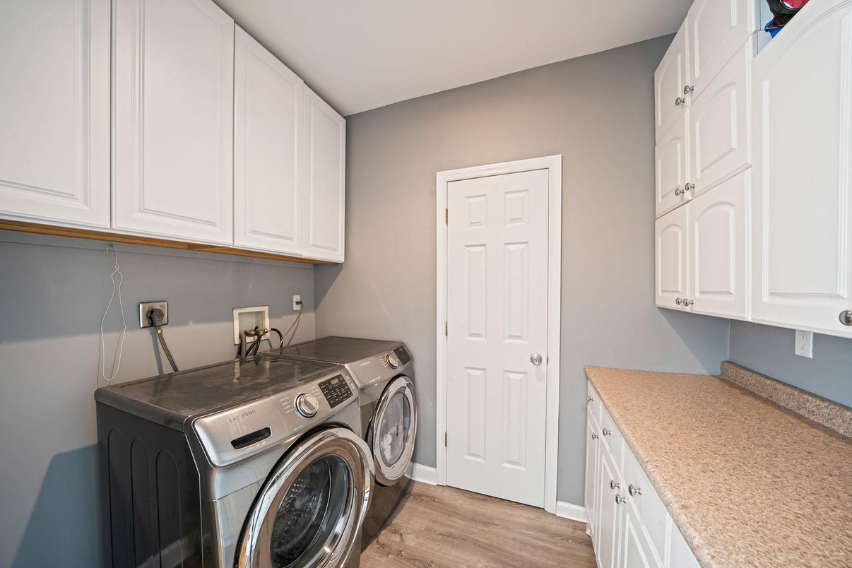 Interior, Washer, Wood Texture Flooring
